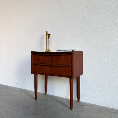 
                  
                    Klein vintage teak ladekastje 2* - LOUI
                  
                