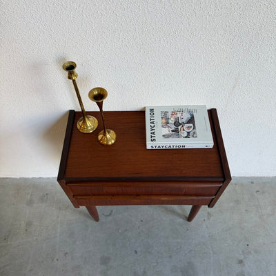 
                  
                    Klein vintage teak ladekastje 2* - LOUI
                  
                