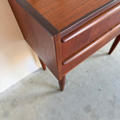 
                  
                    Klein vintage teak ladekastje 2* - LOUI
                  
                
