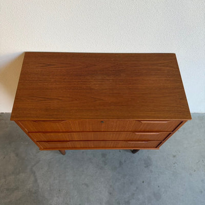 
                  
                    Kleine vintage ladekast 3* teak - LOUI
                  
                