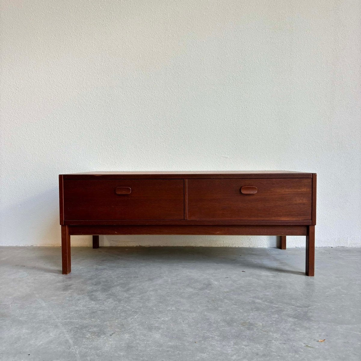 
                  
                    Ladekast 2* laag teak - LOUI.STORE
                  
                