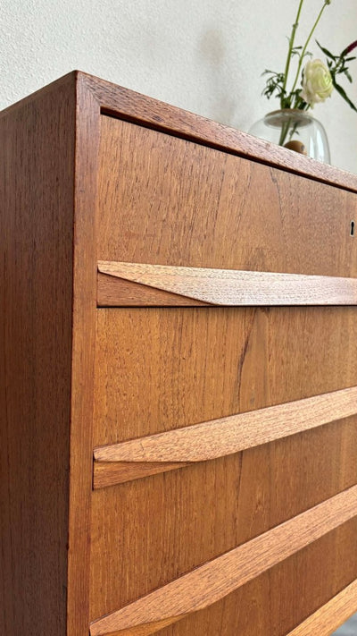 
                  
                    Ladekast 4* teak greep onder - LOUI.STORE
                  
                