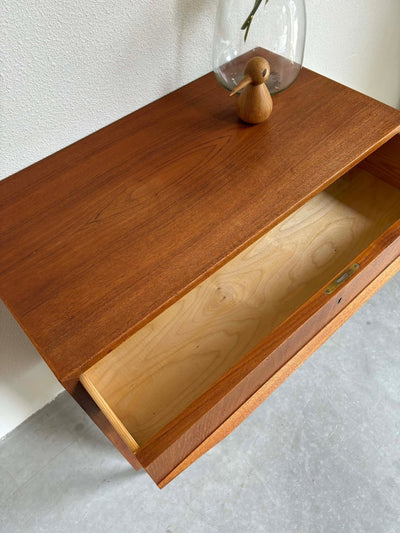 
                  
                    Ladekast 4* teak greep onder - LOUI.STORE
                  
                