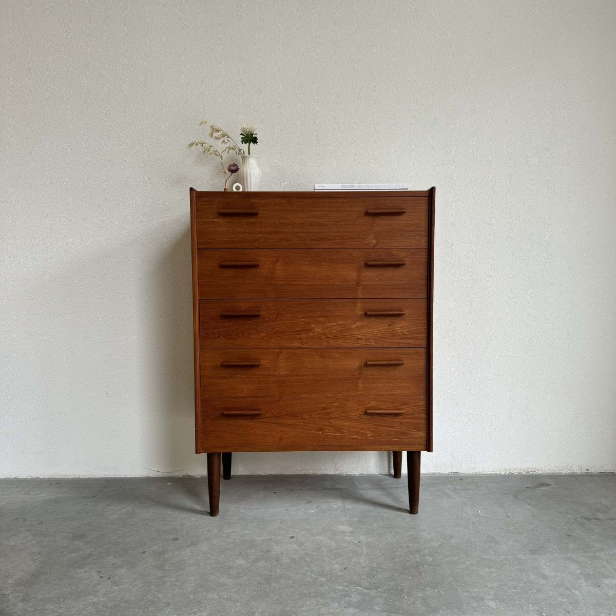 
                  
                    Ladekast 5* ronde greepjes - LOUI.STORE
                  
                