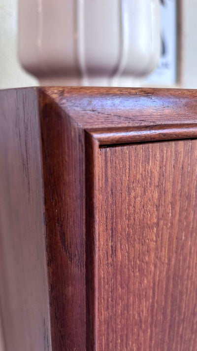 
                  
                    Ladekast 6* teak gebogen plint - LOUI.STORE
                  
                