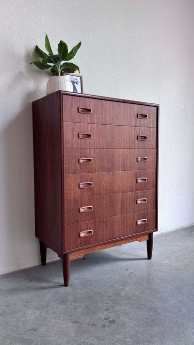 
                  
                    Ladekast 6* teak gebogen plint - LOUI.STORE
                  
                