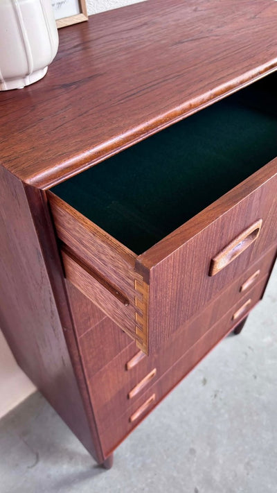 
                  
                    Ladekast 6* teak gebogen plint - LOUI.STORE
                  
                