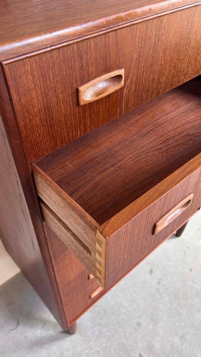 
                  
                    Ladekast 6* teak gebogen plint - LOUI.STORE
                  
                