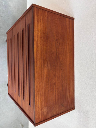 
                  
                    Ladekast 6* teak rechte greep - LOUI.STORE
                  
                