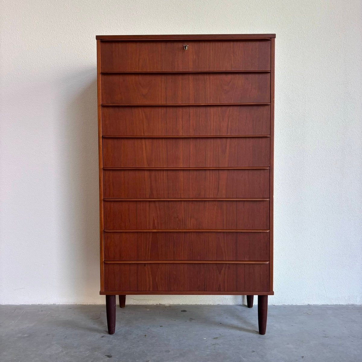 
                  
                    Ladekast 8* highboy teak - LOUI.STORE
                  
                