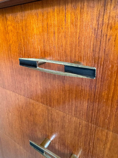 
                  
                    Ladekast teak 4* metalen greepje - LOUI.STORE
                  
                