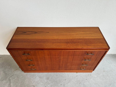 
                  
                    Ladekast teak 4* metalen greepje - LOUI.STORE
                  
                