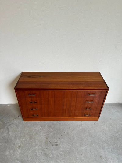 
                  
                    Ladekast teak 4* metalen greepje - LOUI.STORE
                  
                