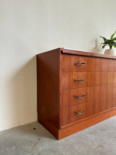 
                  
                    Ladekast teak 4* metalen greepje - LOUI.STORE
                  
                