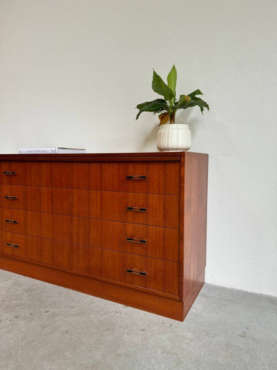 
                  
                    Ladekast teak 4* metalen greepje - LOUI.STORE
                  
                