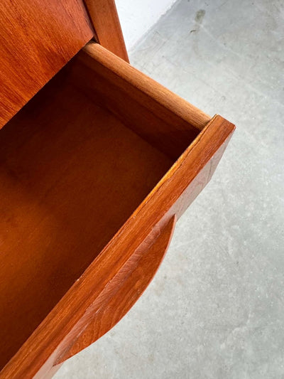 
                  
                    Ladekast teak 6* strik greep - LOUI.STORE
                  
                