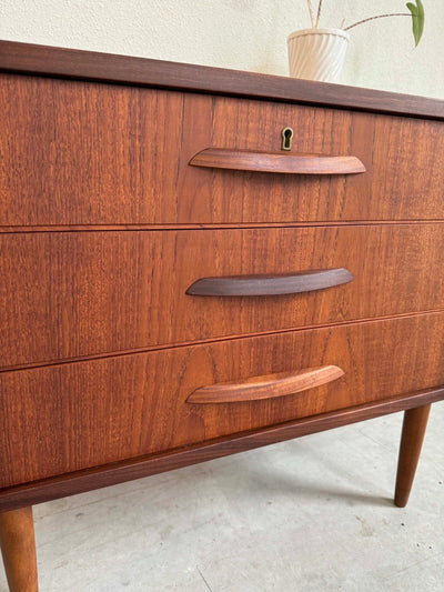 
                  
                    Ladekastje ronde greep teak 3* - LOUI.STORE
                  
                