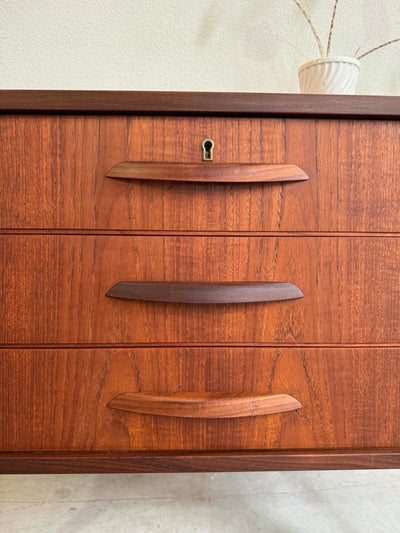 
                  
                    Ladekastje ronde greep teak 3* - LOUI.STORE
                  
                