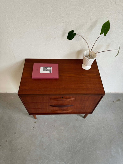 
                  
                    Ladekastje ronde greep teak 3* - LOUI.STORE
                  
                