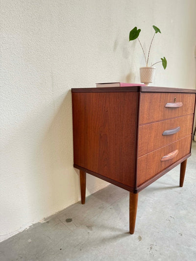 
                  
                    Ladekastje ronde greep teak 3* - LOUI.STORE
                  
                