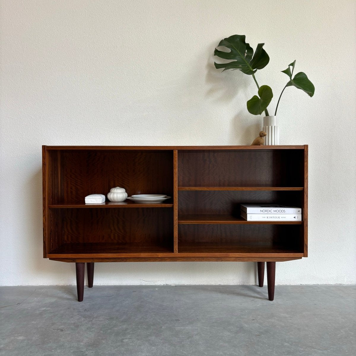 
                  
                    Lage boekenkast palissander - LOUI.STORE
                  
                