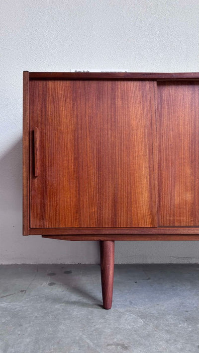 
                  
                    Lowboard in teak, smalle lades - LOUI.STORE
                  
                