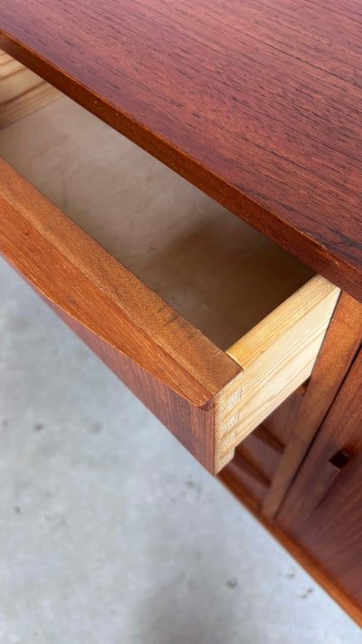 
                  
                    Lowboard in teak, smalle lades - LOUI.STORE
                  
                