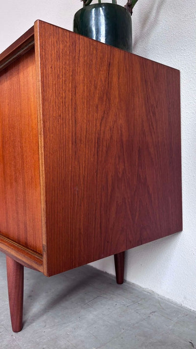 
                  
                    Lowboard in teak, smalle lades - LOUI.STORE
                  
                