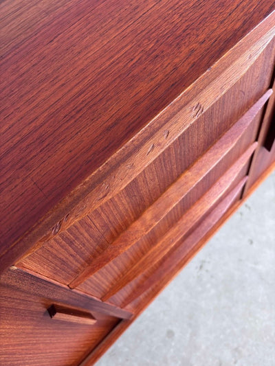 
                  
                    Lowboard in teak, smalle lades - LOUI.STORE
                  
                