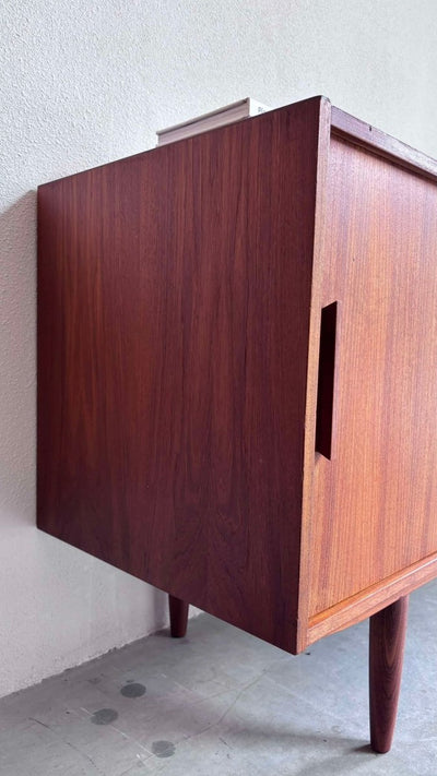 
                  
                    Lowboard in teak, smalle lades - LOUI.STORE
                  
                