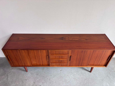 
                  
                    Lowboard in teak, smalle lades - LOUI.STORE
                  
                