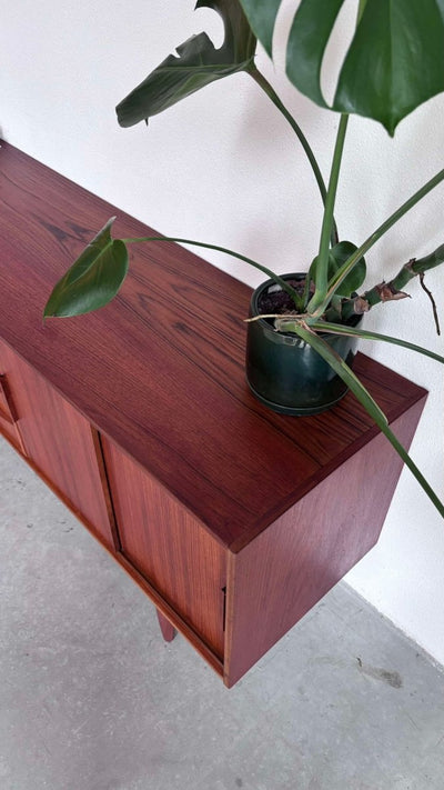 
                  
                    Lowboard in teak, smalle lades - LOUI.STORE
                  
                