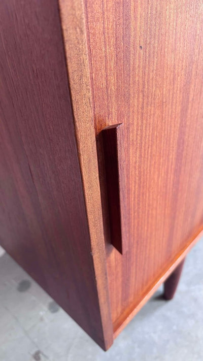 
                  
                    Lowboard in teak, smalle lades - LOUI.STORE
                  
                