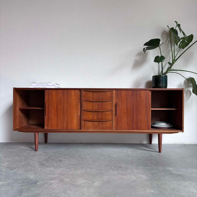 
                  
                    Lowboard in teak, smalle lades - LOUI.STORE
                  
                