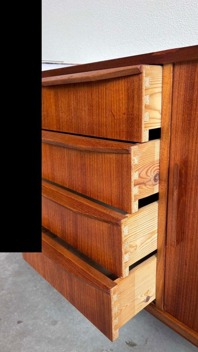 
                  
                    Lowboard in teak, smalle lades - LOUI.STORE
                  
                