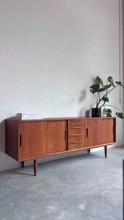 
                  
                    Lowboard in teak, smalle lades - LOUI.STORE
                  
                