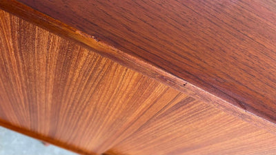 
                  
                    Lowboard in teak, smalle lades - LOUI.STORE
                  
                