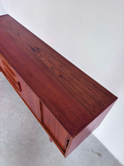 
                  
                    Lowboard in teak, smalle lades - LOUI.STORE
                  
                