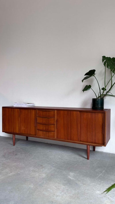 
                  
                    Lowboard in teak, smalle lades - LOUI.STORE
                  
                