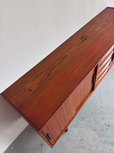 
                  
                    Lowboard in teak, smalle lades - LOUI.STORE
                  
                