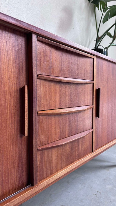 
                  
                    Lowboard in teak, smalle lades - LOUI.STORE
                  
                