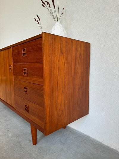 
                  
                    Lowboard teak lades en schuifdeuren - LOUI.STORE
                  
                