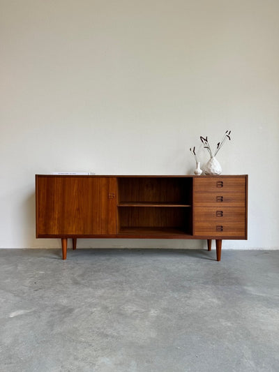 
                  
                    Lowboard teak lades en schuifdeuren - LOUI.STORE
                  
                