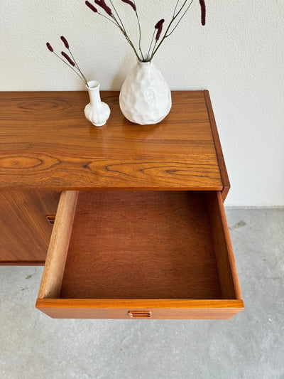 
                  
                    Lowboard teak lades en schuifdeuren - LOUI.STORE
                  
                