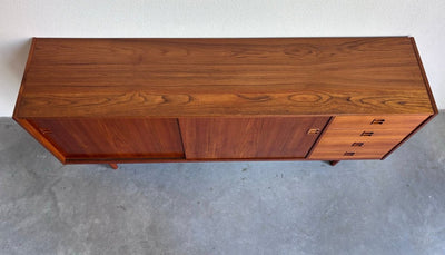 
                  
                    Lowboard teak lades en schuifdeuren - LOUI.STORE
                  
                