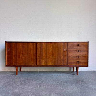 
                  
                    Lowboard teak lades en schuifdeuren - LOUI.STORE
                  
                