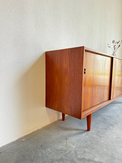 
                  
                    Lowboard teak lades en schuifdeuren - LOUI.STORE
                  
                