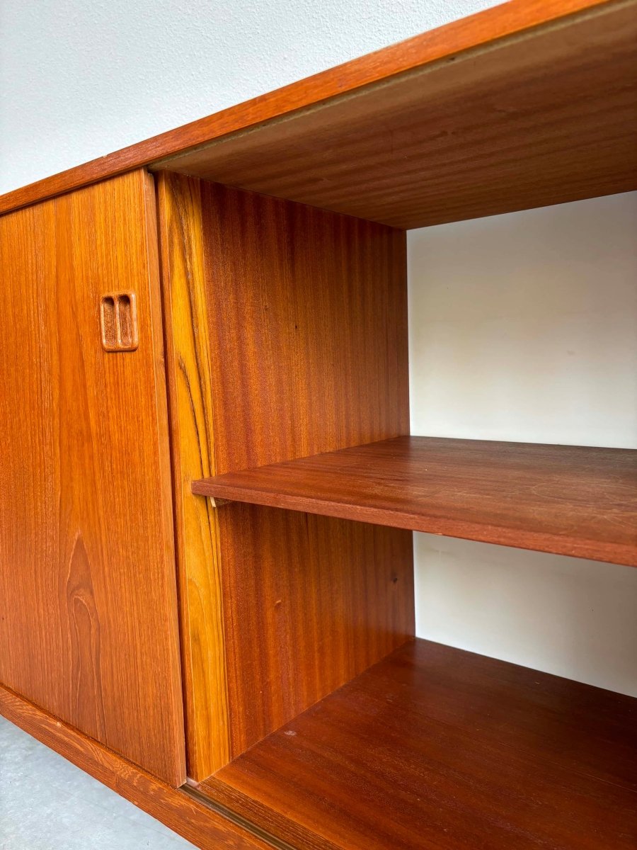 
                  
                    Lowboard teak met 4 lades - LOUI.STORE
                  
                