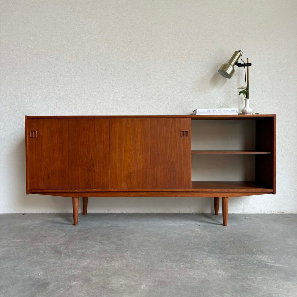 
                  
                    Lowboard teak met 4 lades - LOUI.STORE
                  
                