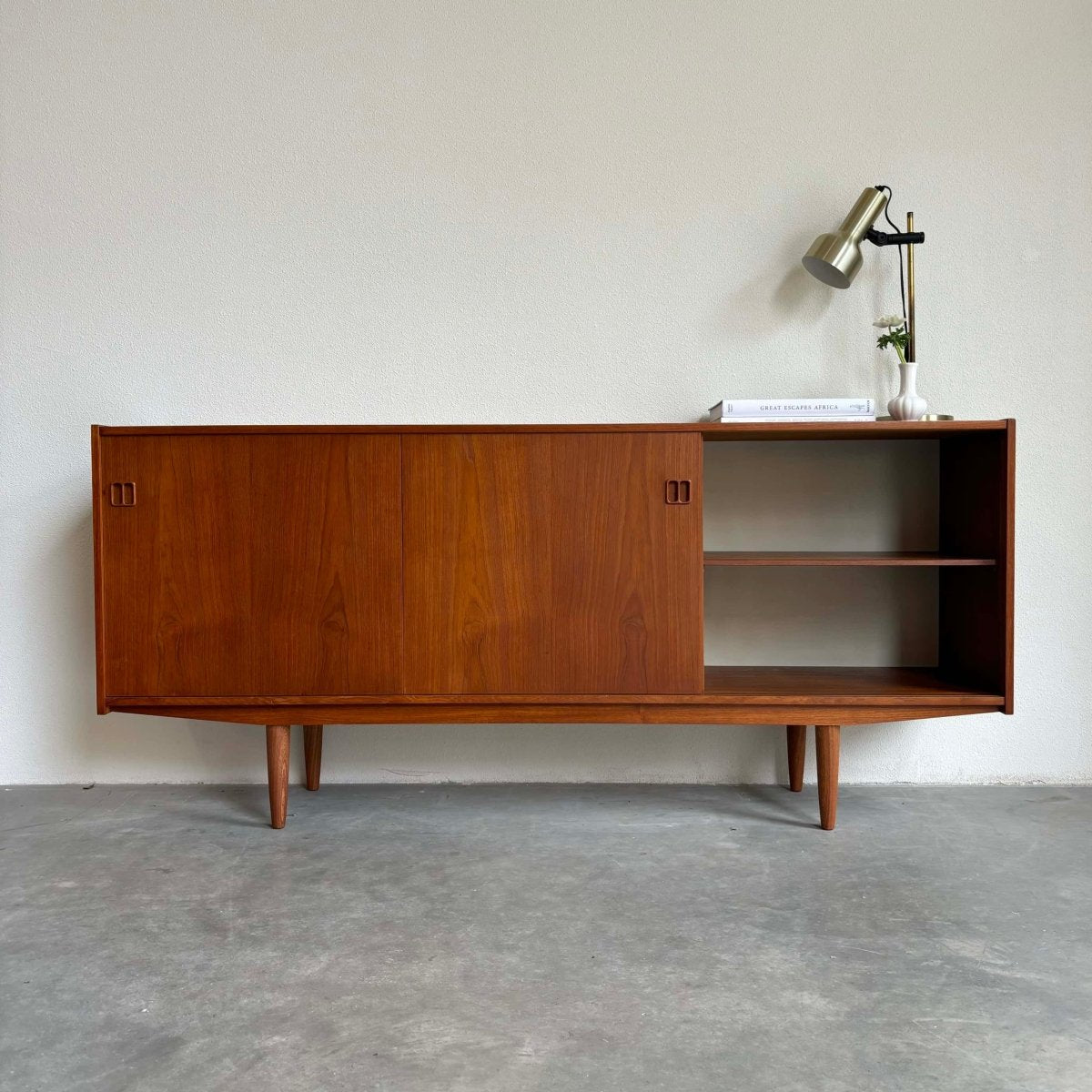 
                  
                    Lowboard teak met 4 lades - LOUI.STORE
                  
                